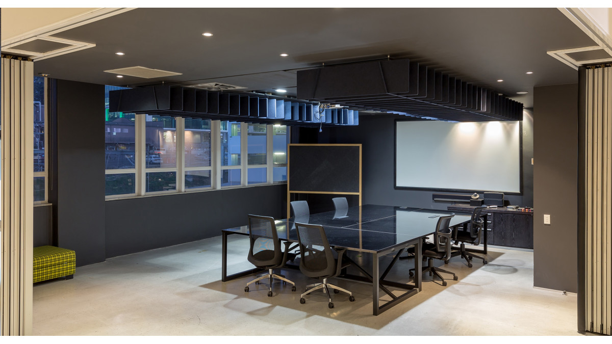 The premium sound absorption quality of Trapezium Lattice allows for office partitions to be opened with no echo.