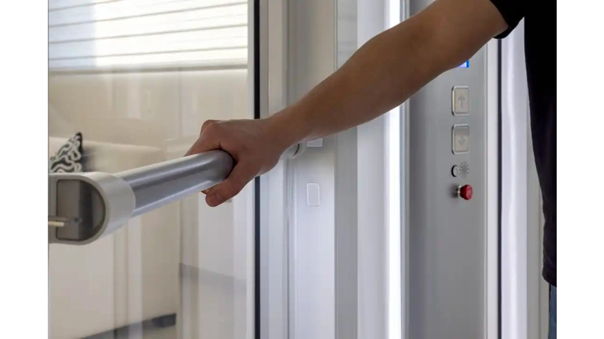 Savaria Luma Lift full width handrail