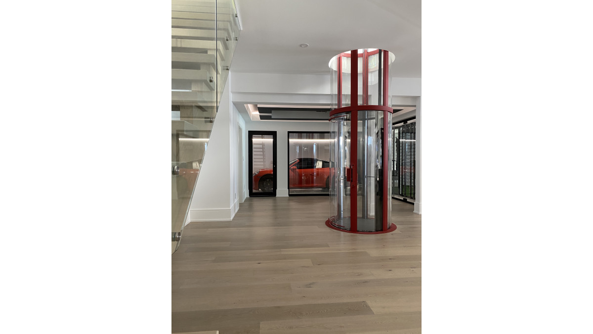 Savaria Vuelift Mini red with car portrait