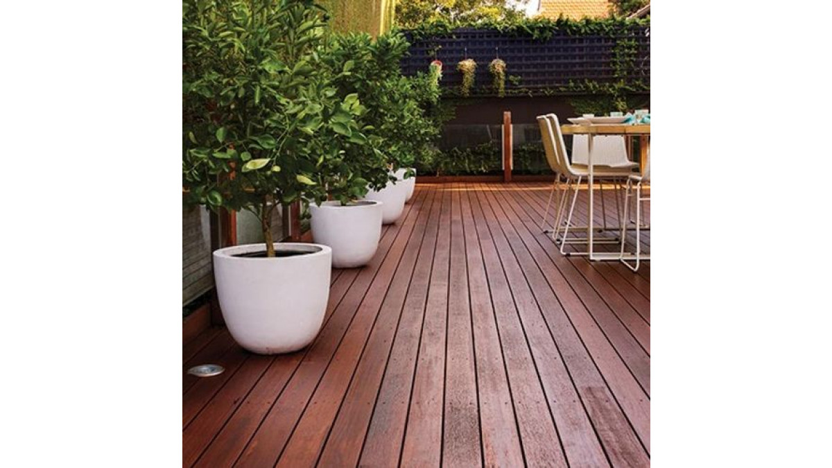 INFO 4 Cabots Natural Decking Oil