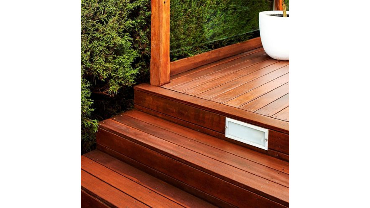 INFO 8 Cabots Natural Decking Oil