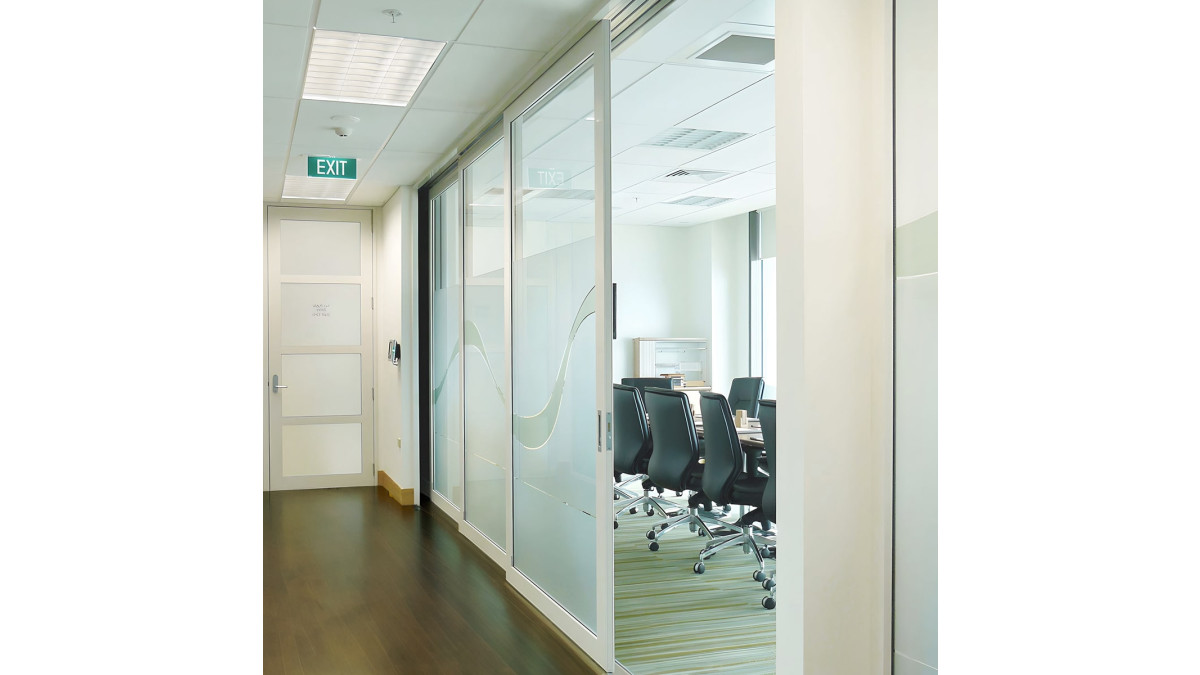 CS Full Height Ceiling Mount Track Multi in Office Conference Room