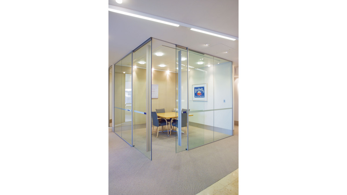 partition framelessglass corner