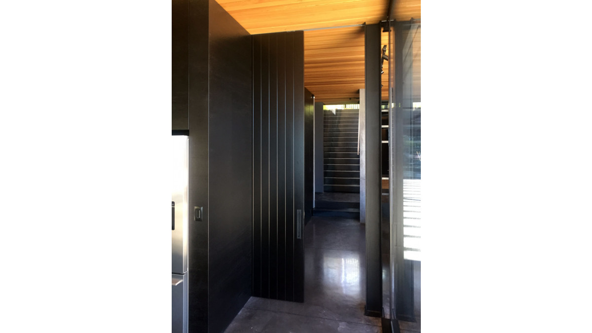 Squareformed black door498