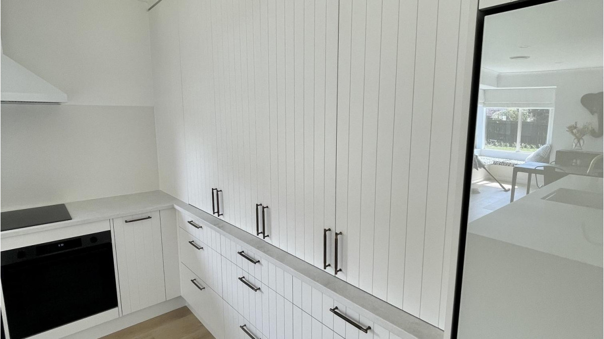 Cinetto Bifolds for Over Bench Kitchen Storage. Project by Huis Joinery CLOSED