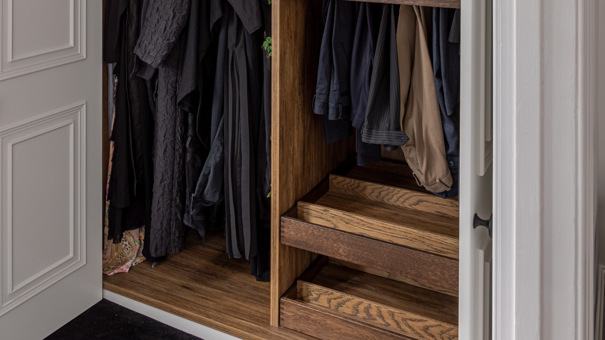 Cinetto Bifolds in Wardrobe for Celia Visser. Project by Laustsen Cabinetmakers. Photo John Williams BASE