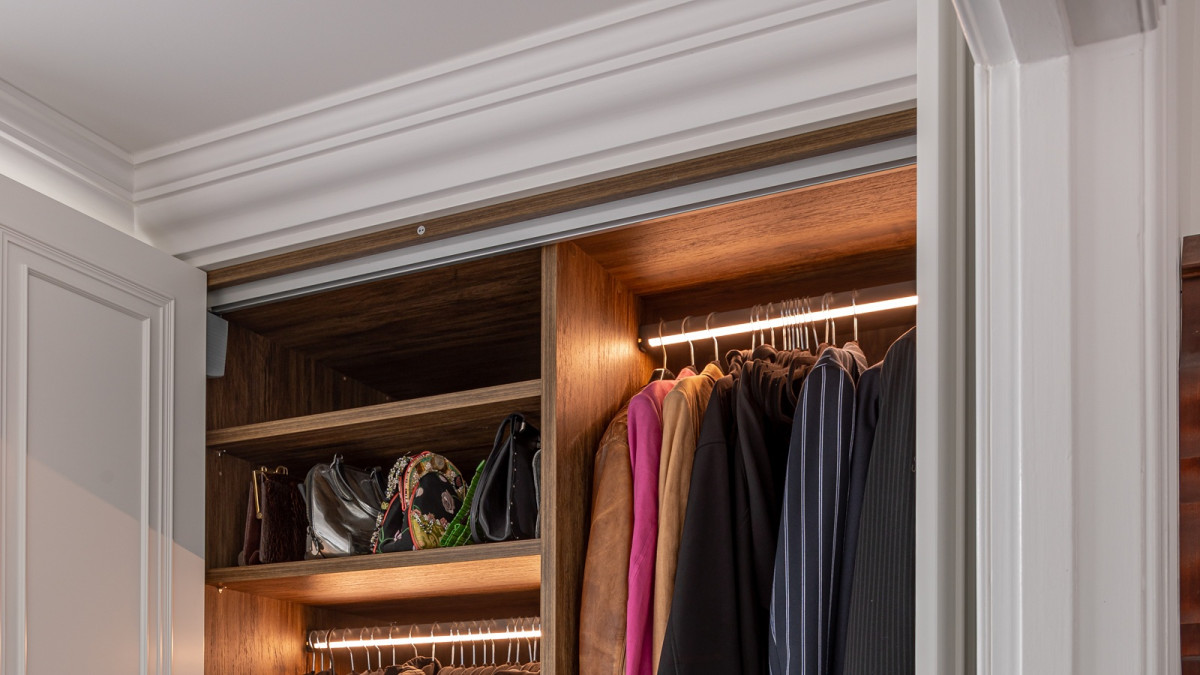 Cinetto Bifolds in Wardrobe for Celia Visser. Project by Laustsen Cabinetmakers. Photo John Williams TOP