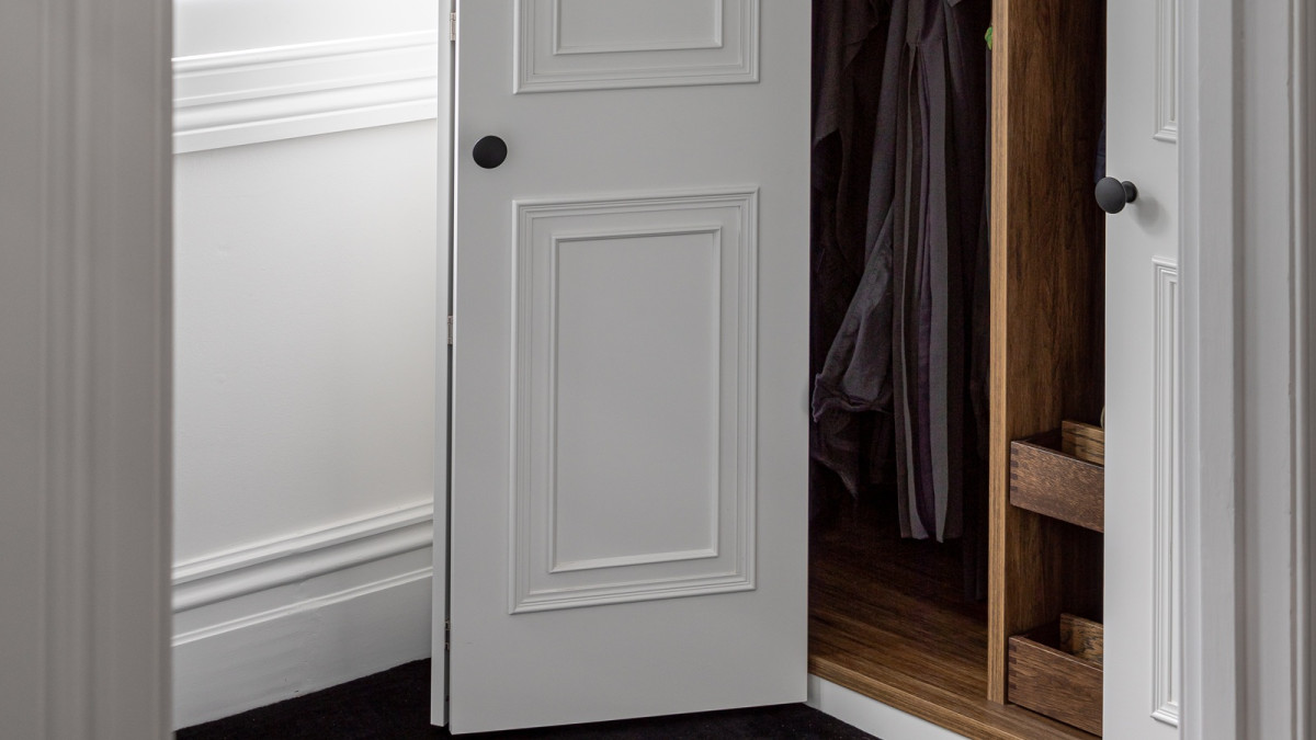 Cinetto Bifolds in Wardrobe for Celia Visser. Project by Laustsen Cabinetmakers. Photo John Williams. BASE