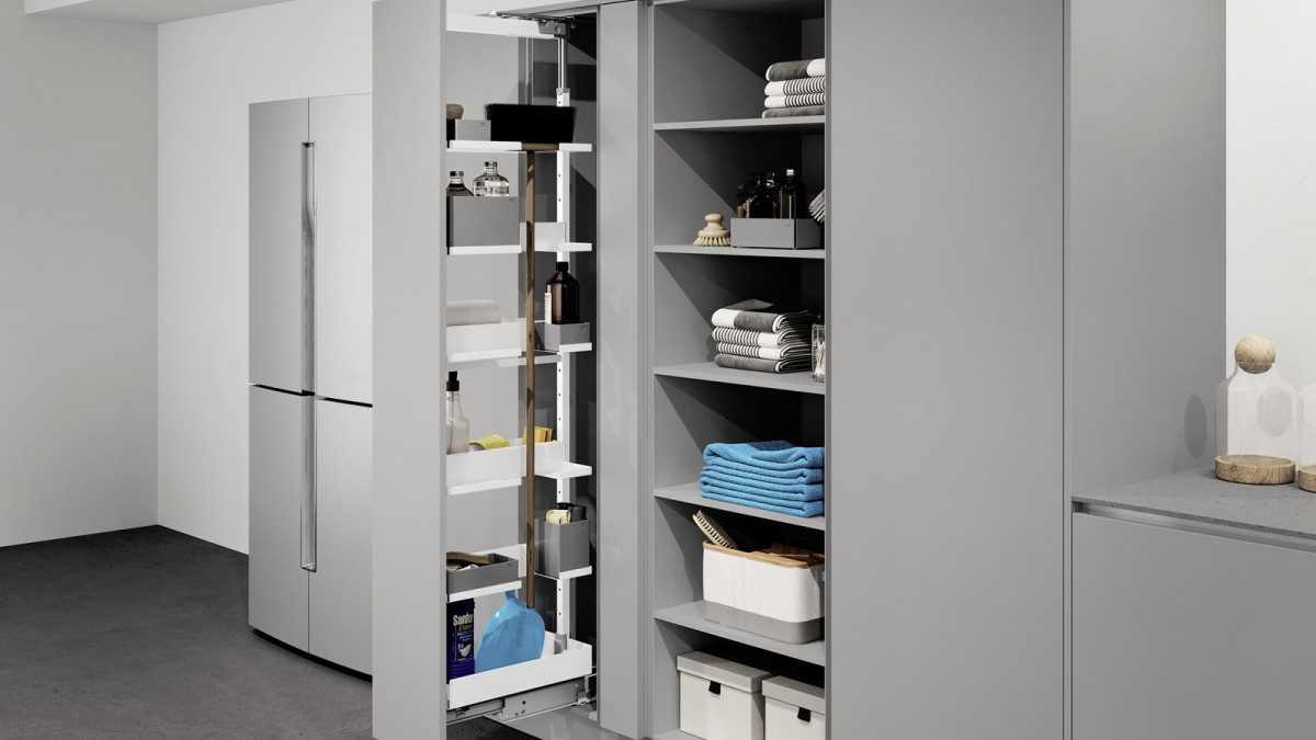 VS TAL Larder Essentio Flex Broom White In Situ