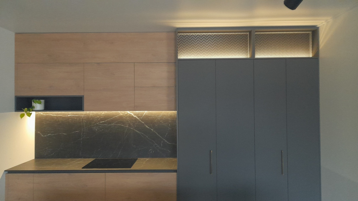 SE H4 Over Cook Zone and Above Cabinets. Project by Amuri Kitchens