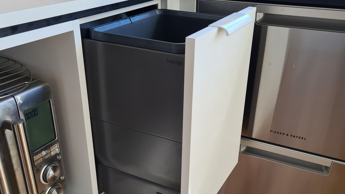 Tanova Designer Series Kitchen Bin for 300mm Cabinet. Project by Steadfast Joinery