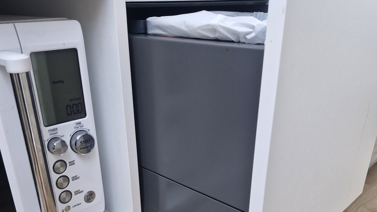Tanova Flex Kitchen Waste Bin on ALUNAN T Drawers. Project by McGregor Cabinetmakers