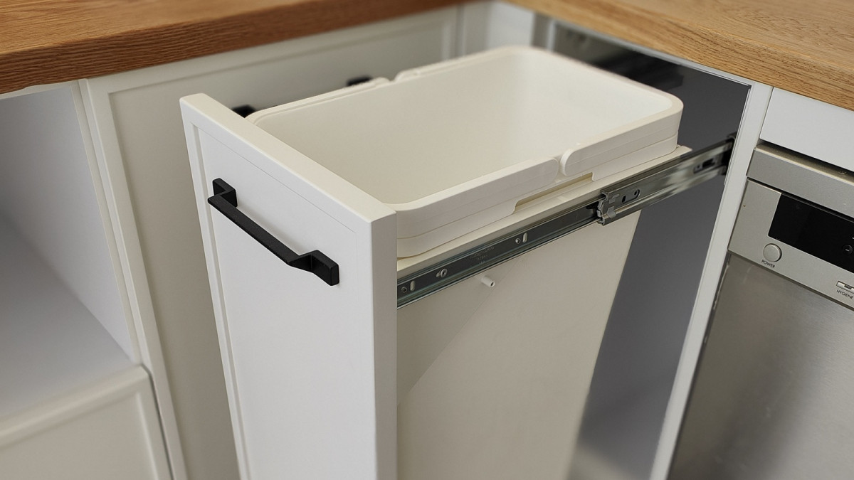 Tanova Simplex Kitchen Waste Bin for 300mm Cabinets. Project by Joey Chalk Fine Carpentry & Woodworks