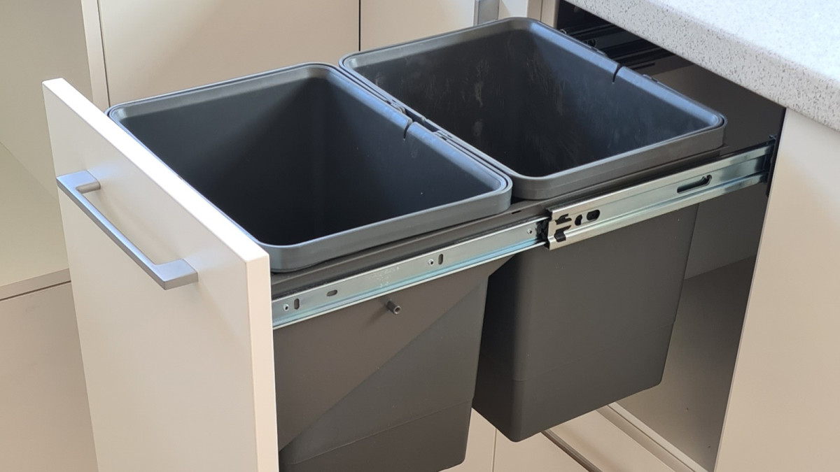 Tanova Simplex Kitchen Waste Bin for 350mm Cabinets. Project by Eclipse Joinery