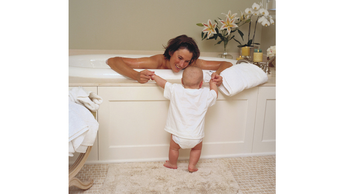 A Mum Baby Bath Standing