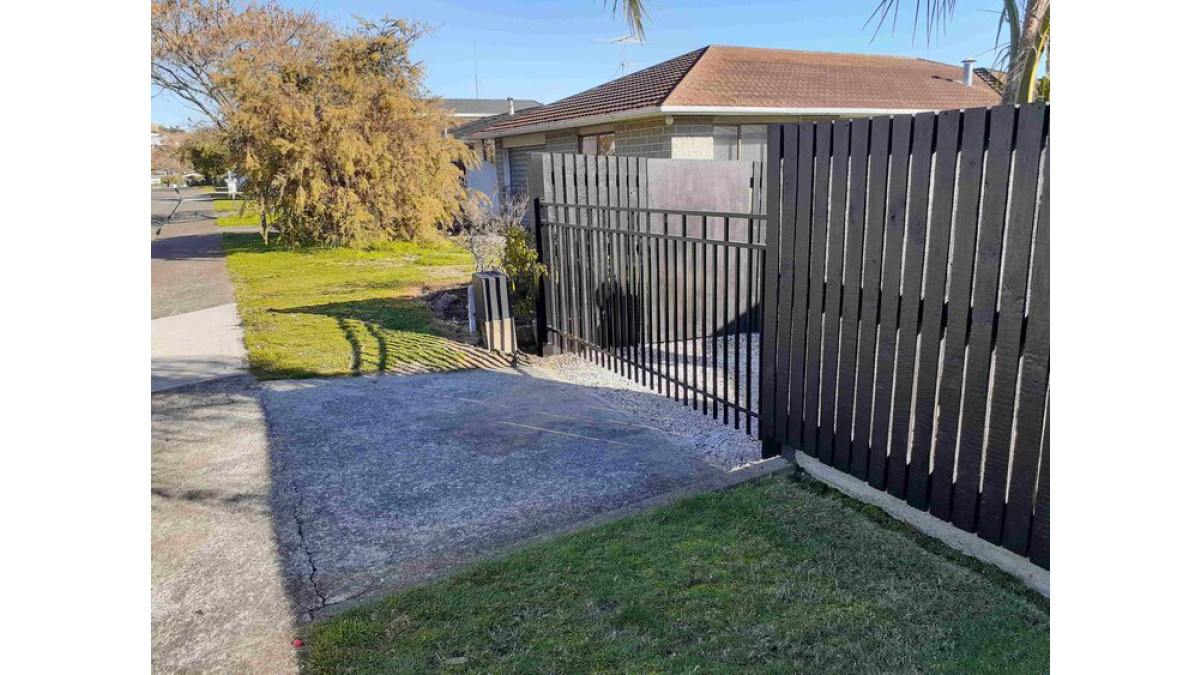 Advante sliding gate richmond glass