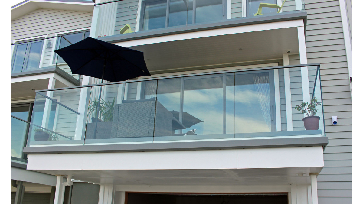 Front deck with stunning Auckland harbour view through Edgetec Infinity frameless glass balustrades