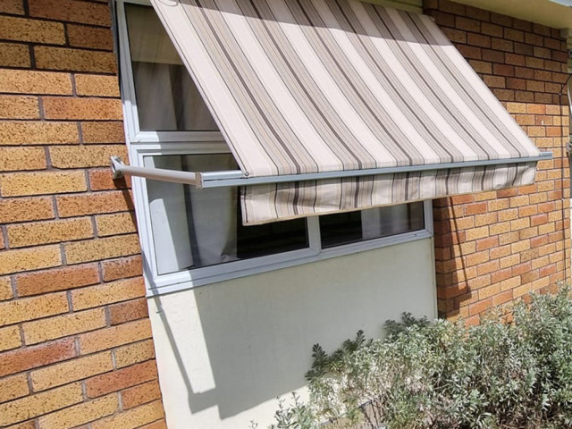 Bannette™ Drop Arm Awning