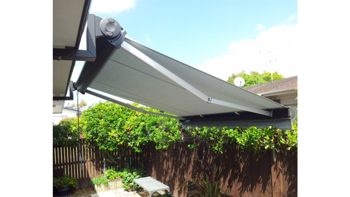 Felicia Retractable Awning lr