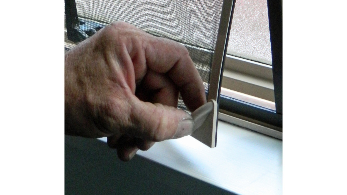 Close up of magnetic screen handle being lifted.