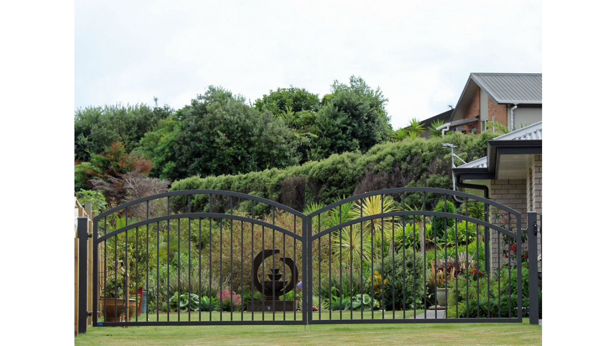 Classic Gate Balclutha style double gate hinged