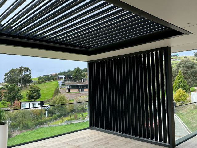 Motorised and Hand Operable Louvres (Spiral Pivot System)