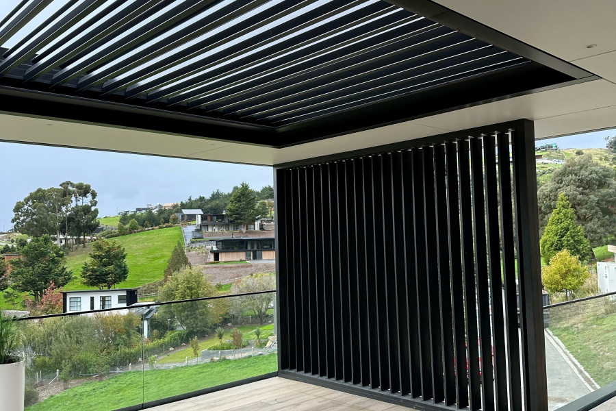 Motorised and Hand Operable Louvres (Spiral Pivot System)