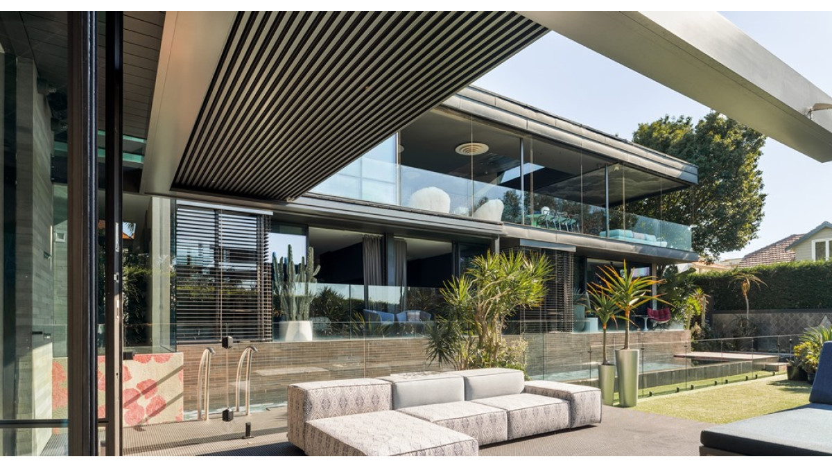Louvretec Syd North Retract Roof