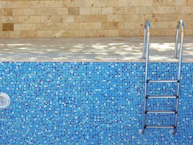 Tiling System for Concrete Swimming Pools