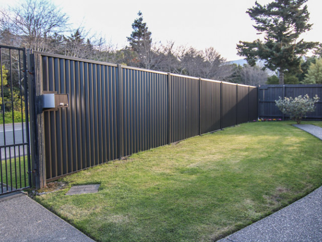 Kāhu Fencing System