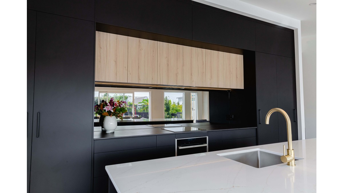 DZT Ultraglaze Noir Matt Prague in Cambridge Oak. Andrea Ellis Kitchen Studio North Shore resized