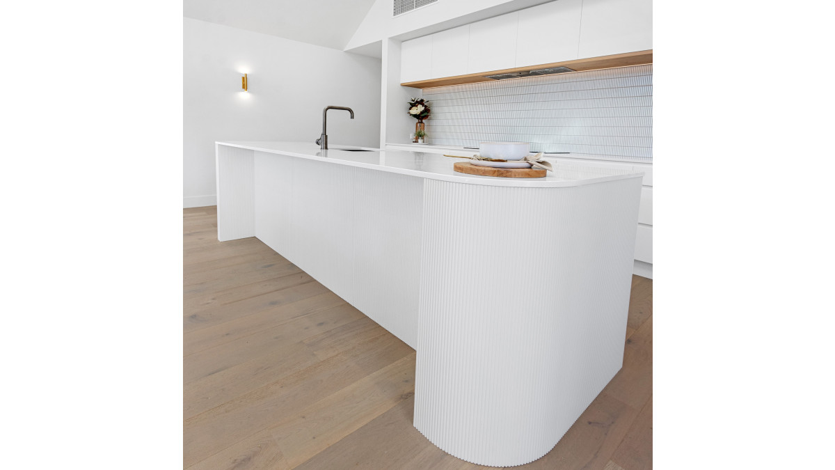 kitchen Studio Tasman Swurves Profile and BW Artic White Velvet Swurves lacquered to match colour 3