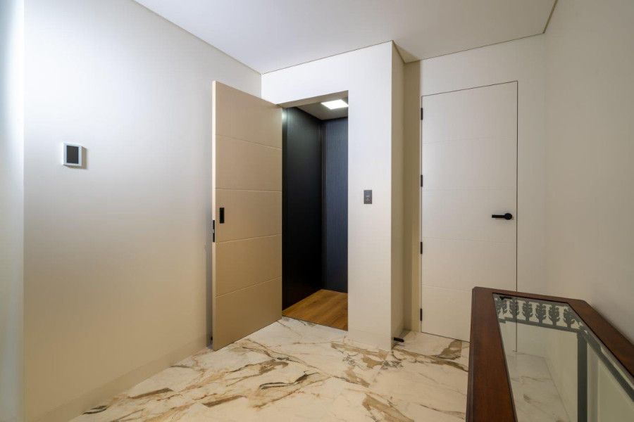 Commercial S-Series Elevator