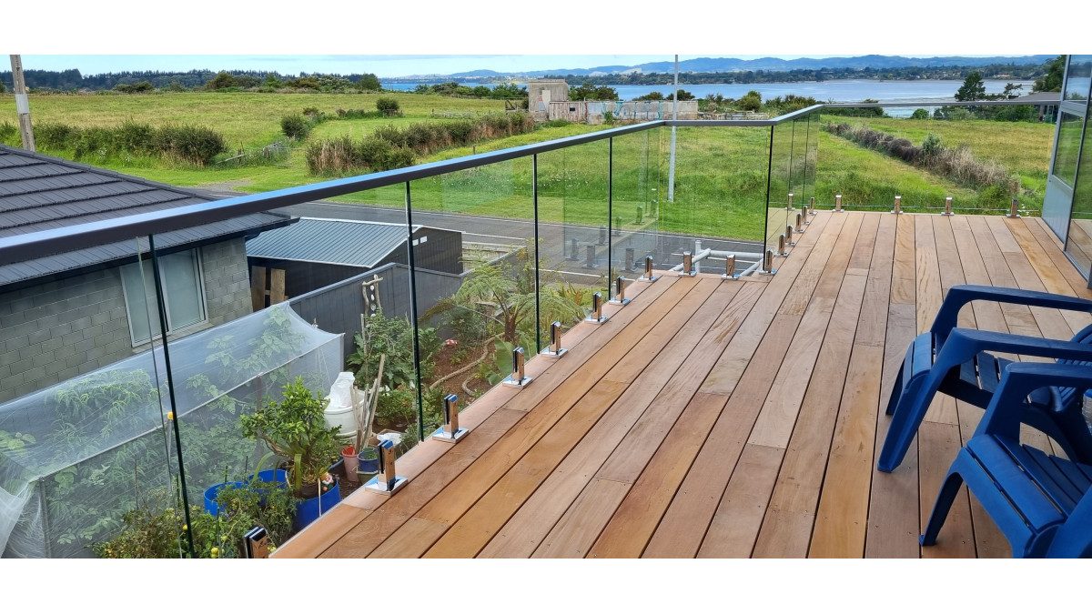 GlasStrut with Top Rail