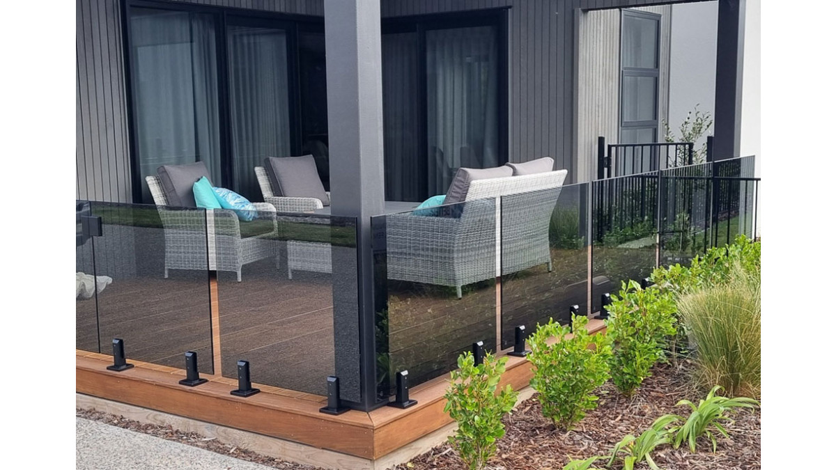glastrut spigot frameless glass barrier