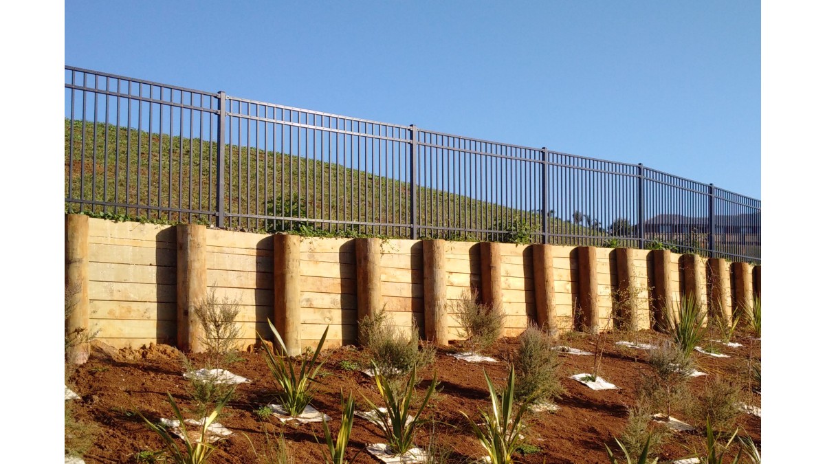 7 1.2m Assure fence for retaining wall installed at Ryman Pukekohe cropped