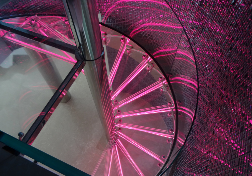 Curved Glass for Dramatic Spiral Staircase