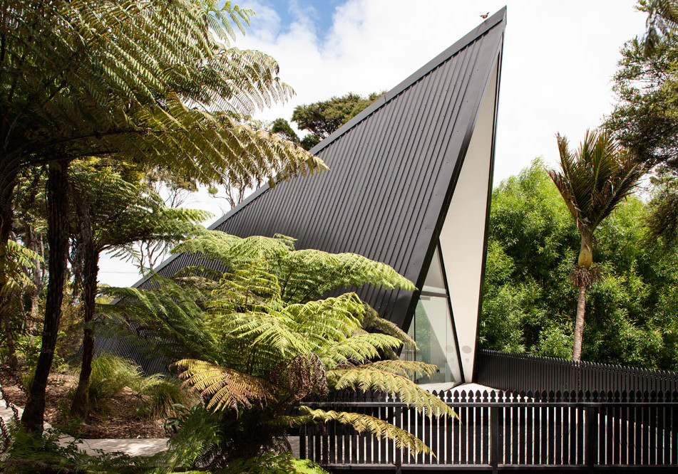 Waiheke Retreat Challenges Traditional Roofing Styles