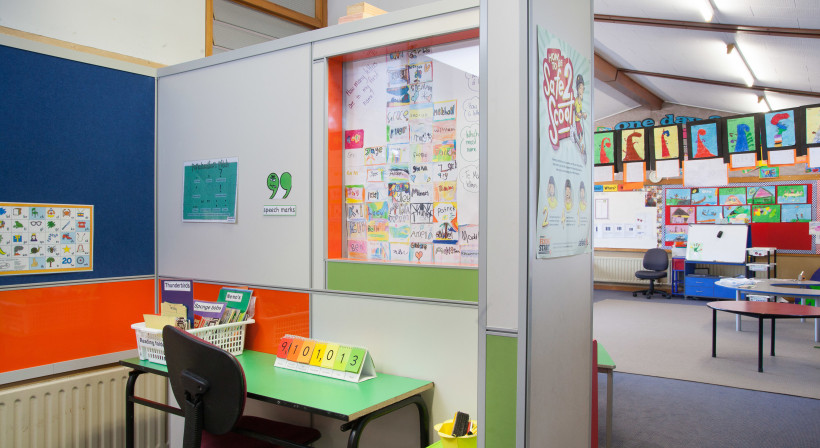 Vibrant Colours and Versatile Wall Surfaces in the Classroom