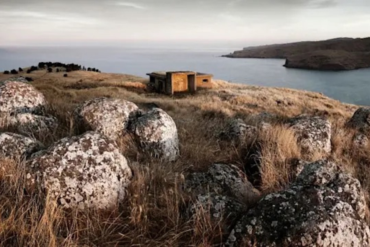 paint take back hut rocks nz