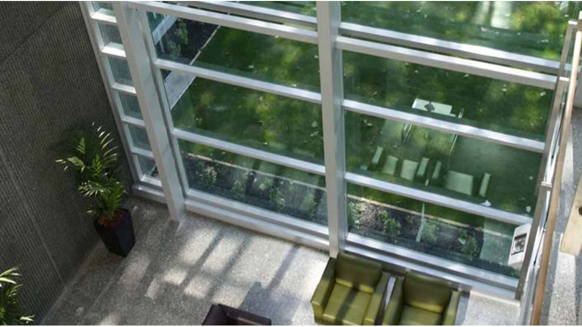 The full height atrium at the main entrance serves as the main entry point and distributor for fresh air to the building’s offices.