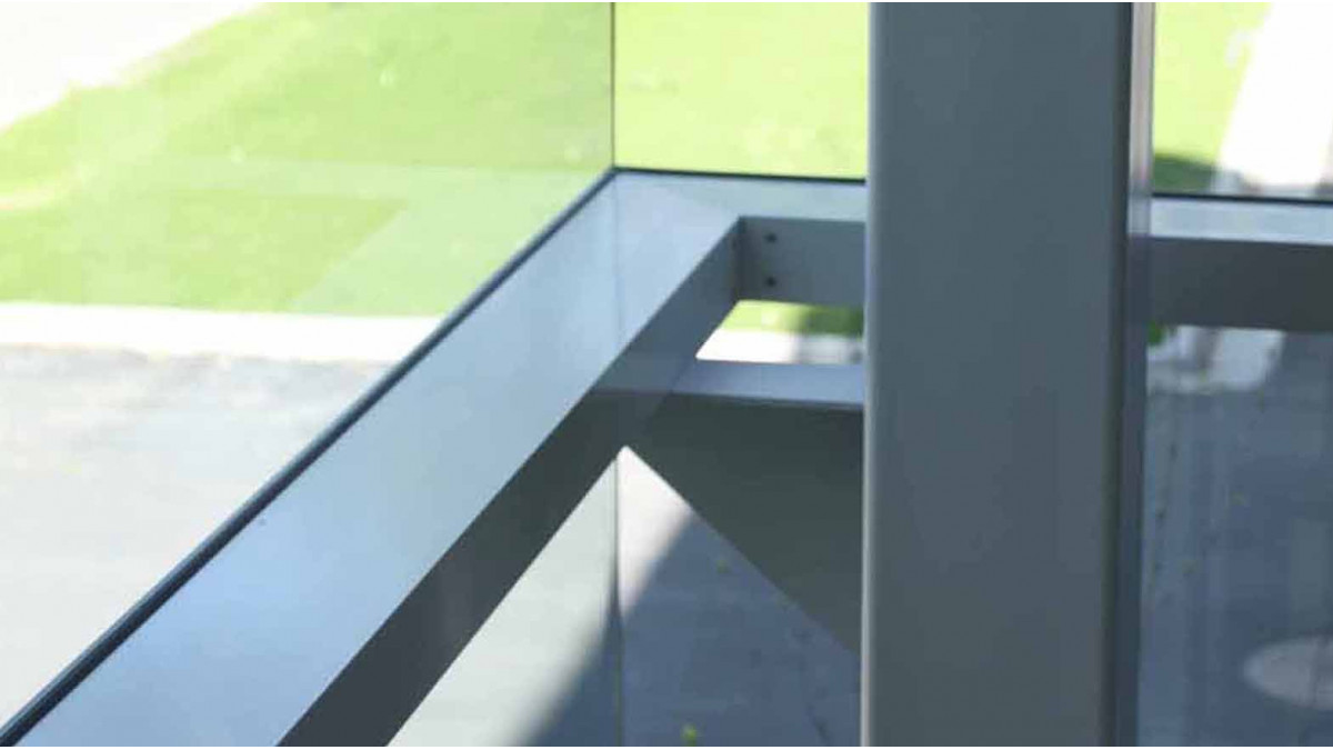 Bracket to transom on the Tetrapak facade.
