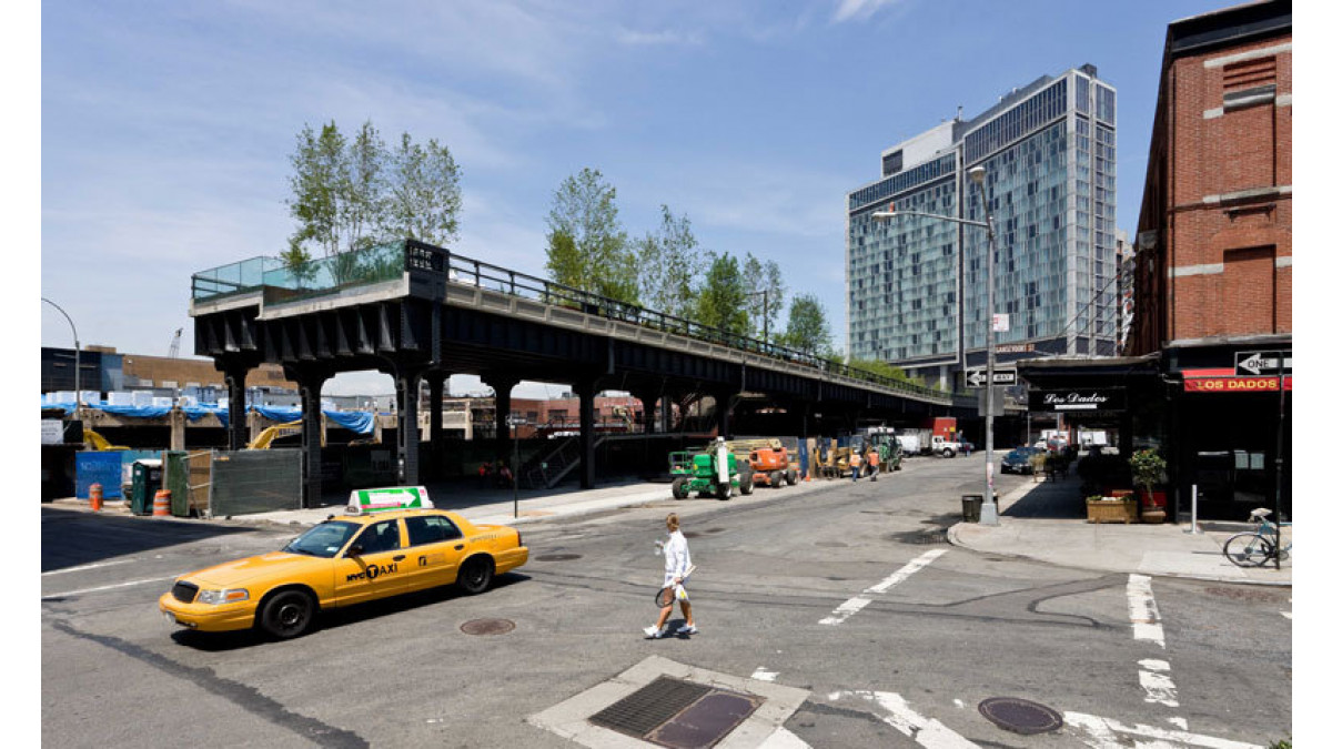 The High Line, a combination urban park/urban renewal project by Diller, Scofidio + Renfro is set on an elevated unused industrial rail line through 18 blocks on Manhattan’s west side. The first stage opened in June 2009 to widespread acclaim, feauting meandering concrete pathways, naturalistic plantings, fixed and movable seating, lighting and special features.