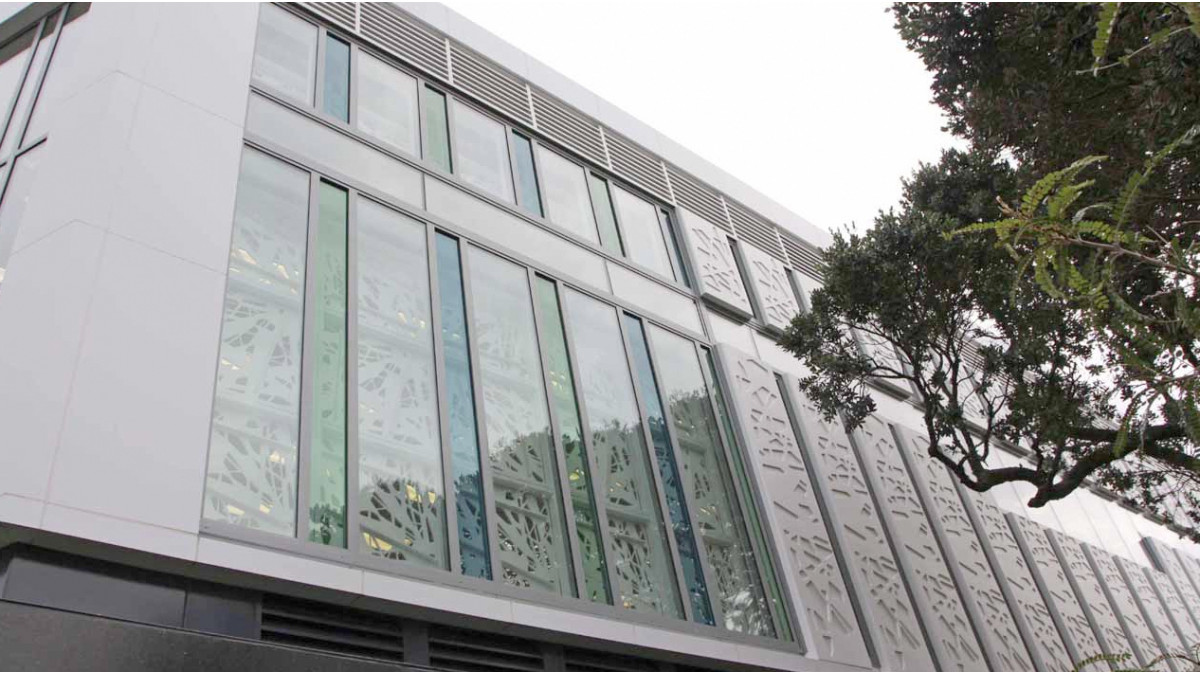 REAR FAÇADE EXTERIOR: The motif of the interior patterned wall panels was repeated in an emboss on the outside of the rear wall’s tilt slabs. The combination of the vertical windows and horizontal strip window (both in APL’s 40mm window suite) involved Intext in an exacting level of planning, construction and installation.