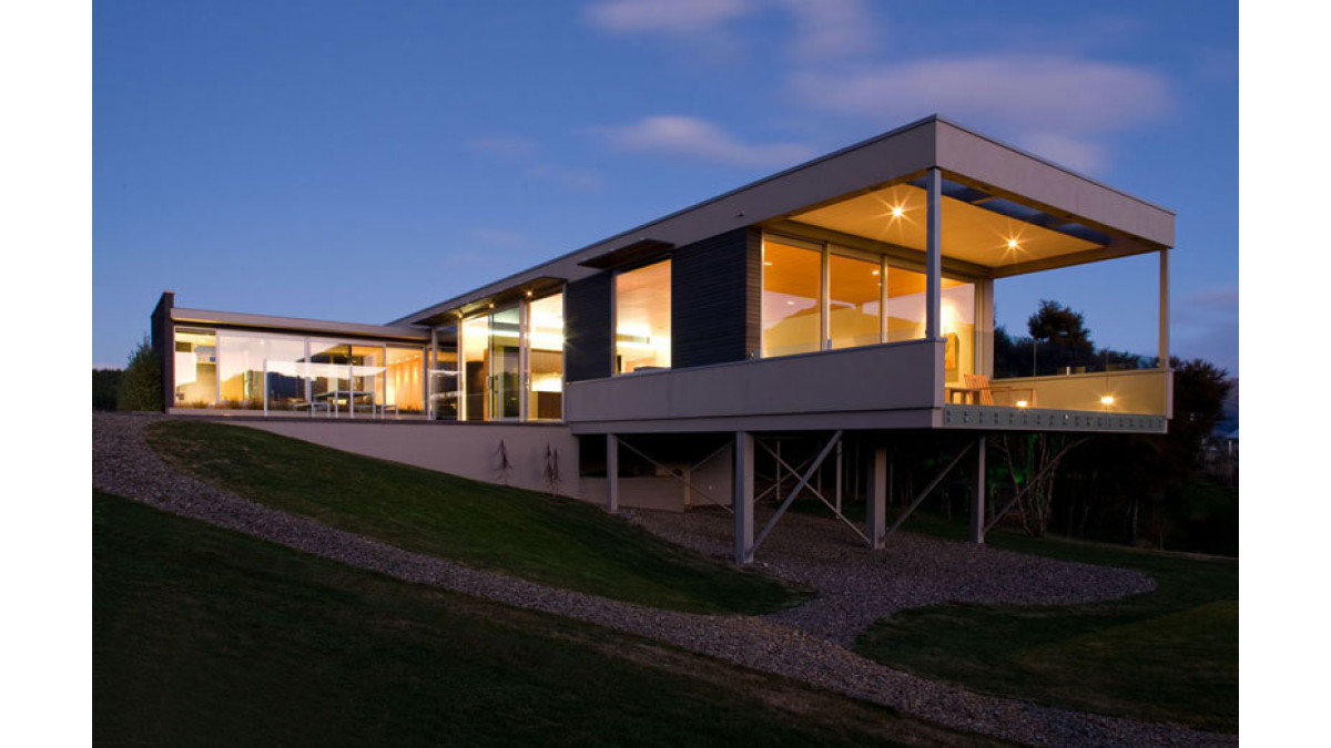 The living pavilion runs west, offering large windows and 3-metre high doors to the sun for maximum passive heat gain. Double glazing was used with an Argon fill. The exterior joinery was in Silver Pearl powder coat with fascias in Sandstone Grey. The wooden piles supporting the living area and deck were flashed with folded steel in Sandstone Grey.