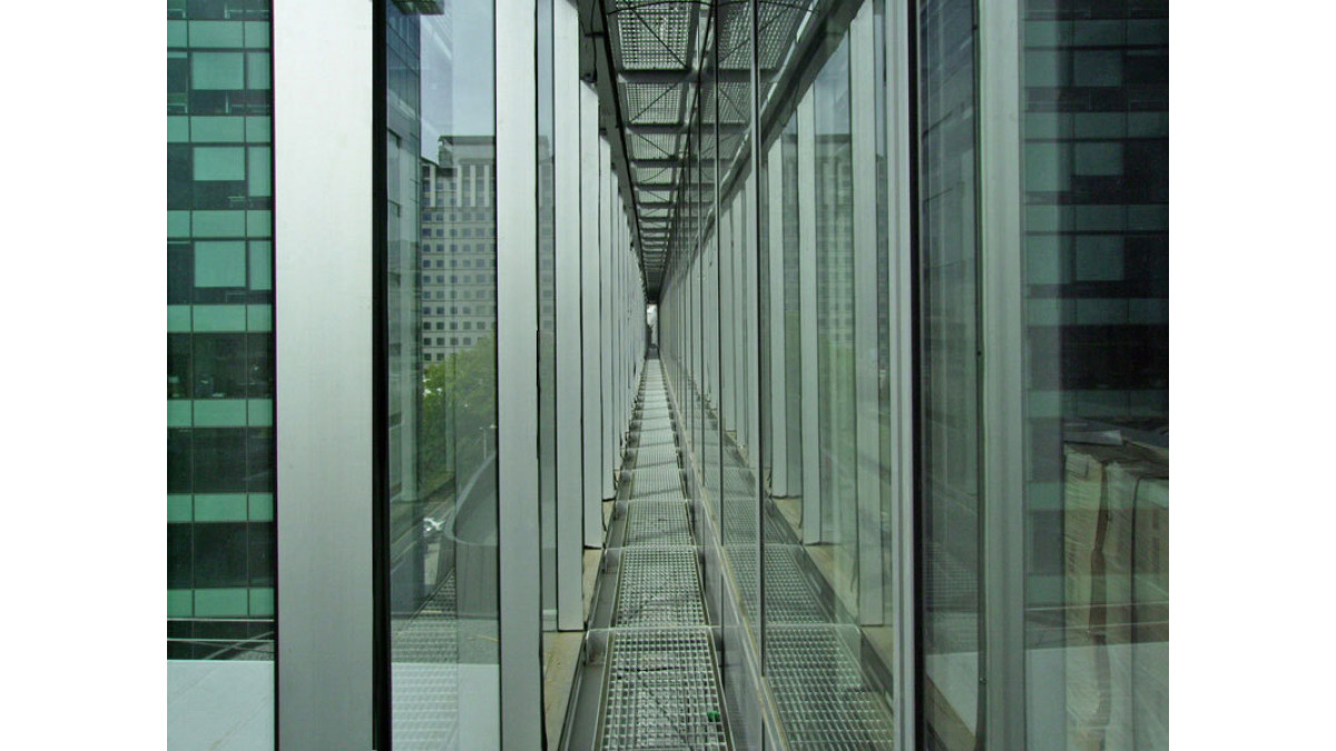 The 900mm-wide cavity in the double skin façade with APL’s 150mm Structural Glazed screen (single glass) on the outside and the 135mm Flushglaze series (double glazed) on the inside (at right). This photo was taken before the blind system was installed on the outer skin.