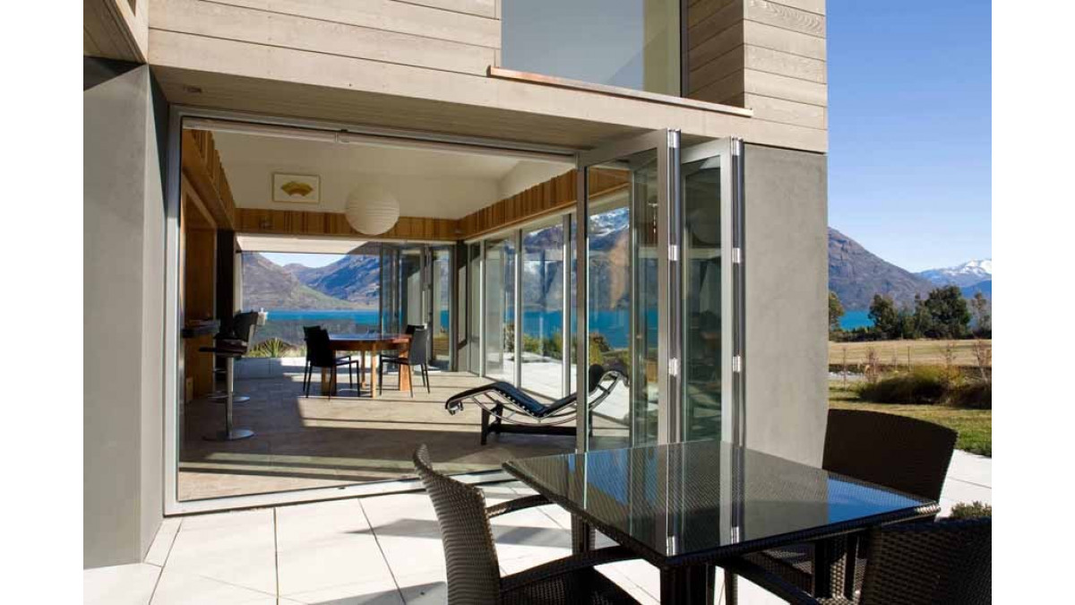 The recessed windows and doors allow the overhanging facade to provide shade to the interior. Metro Series bi-fold doors 2.4m high were placed on two sides of the dining area.
