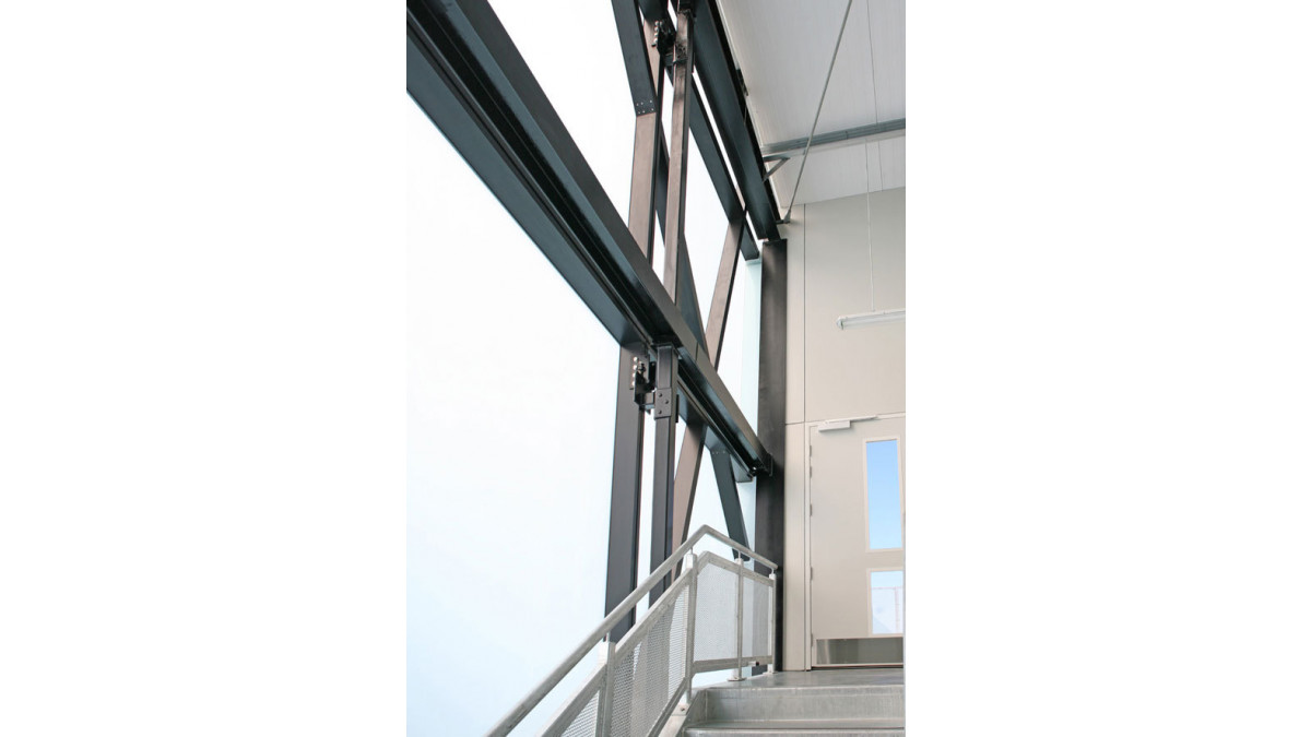 The main split mullion and each transom were tied back by specially designed brackets to steel support beams.