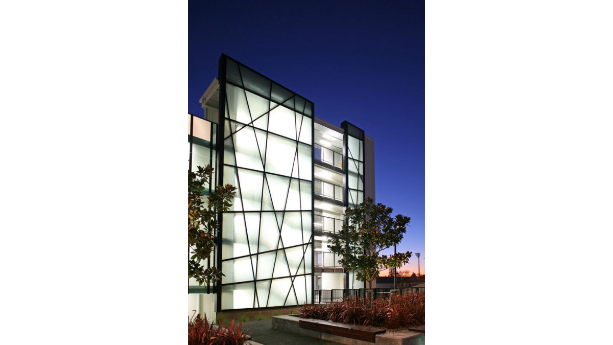 Chow:Hill Architects decided to mask the northern wall with a translucent glazed facade that used the same design language as the main facade on the former campus library that sits nearby – a multi-level showcase of diagonal transoms and mullions that has earned the affectionate description “crazy glazing.”