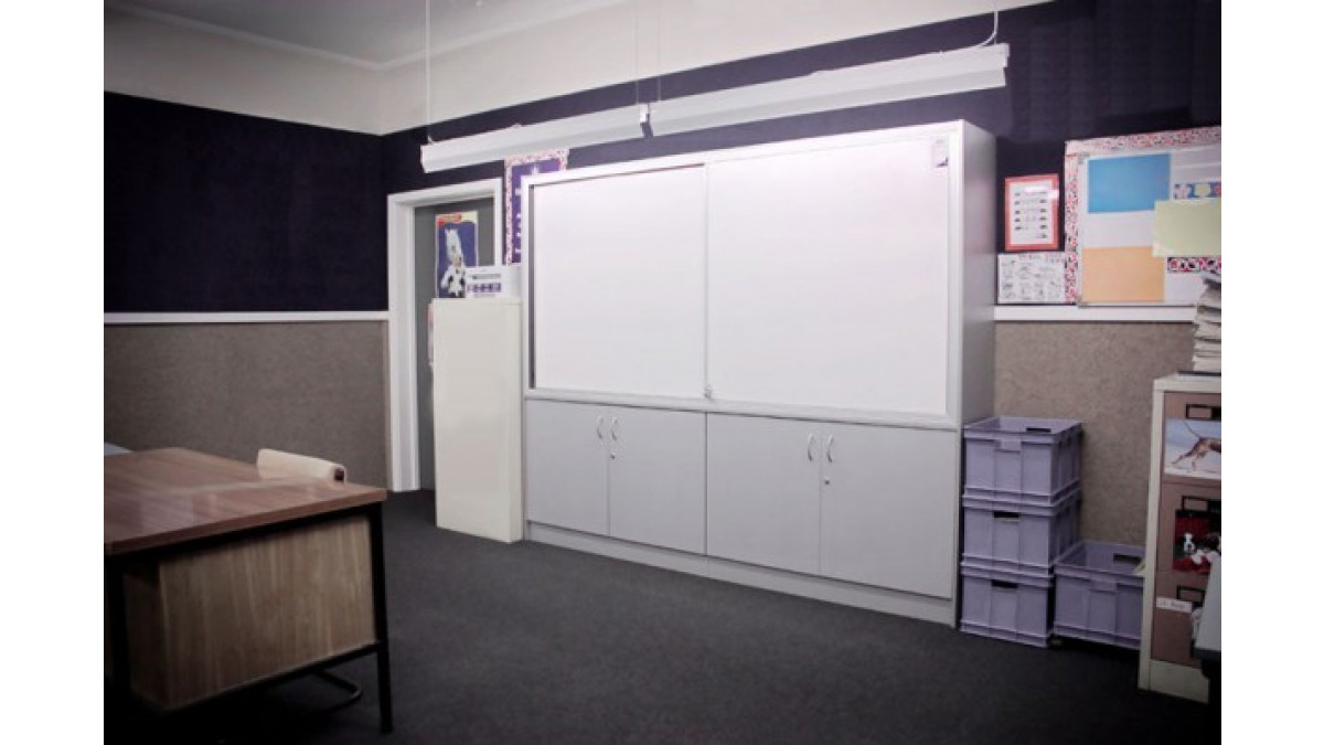 Potters recently installed a sliding rail system in a large classroom at Oteha Valley Primary School that mobilises whiteboards in order for them to be used as temporary partitions. 